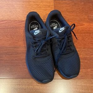 womens black nike sneakers size 8.5